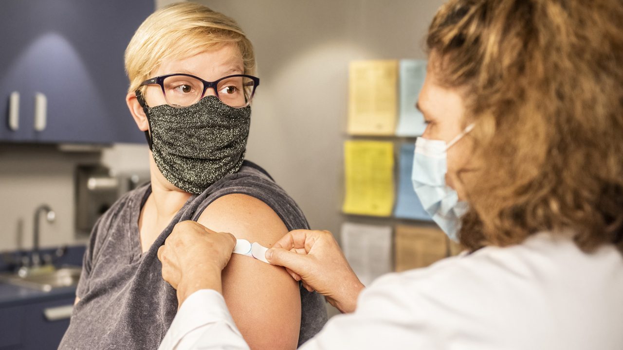 Κορωνοϊός: Πόσο επικίνδυνη είναι η αλλεργία στο εμβόλιο – Πώς αντιμετωπίζεται