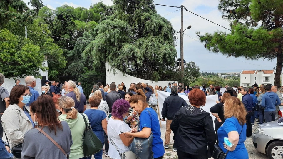 Θεσσαλονίκη: Αποδοκιμασίες υγειονομικών κατά την άφιξη Πλεύρη στο ΕΚΑΒ – Δείτε βίντεο