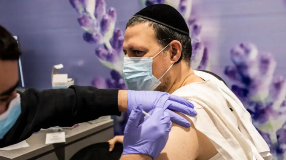 Το Ισραήλ θεσπίζει «green pass» μόνο για τους εμβολιασμένους και με την τρίτη δόση