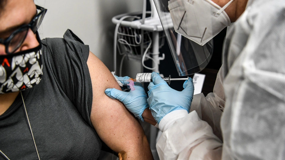 Τρίτη δόση και για τους άνω των 50 – «Εκστρατεία» εμβολιασμού στη βόρεια Ελλάδα
