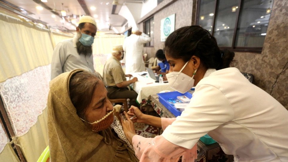 Εμβόλια για τον κορωνοϊό: Η Ινδία γιορτάζει τη χορήγηση της δισεκατομμυριοστής δόσης