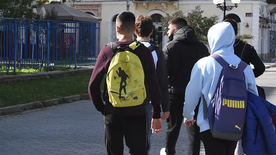 Να αναβληθούν οι πολυήμερες σχολικές εκδρομές, λέει ο καθηγητής Νίκος Τζανάκης