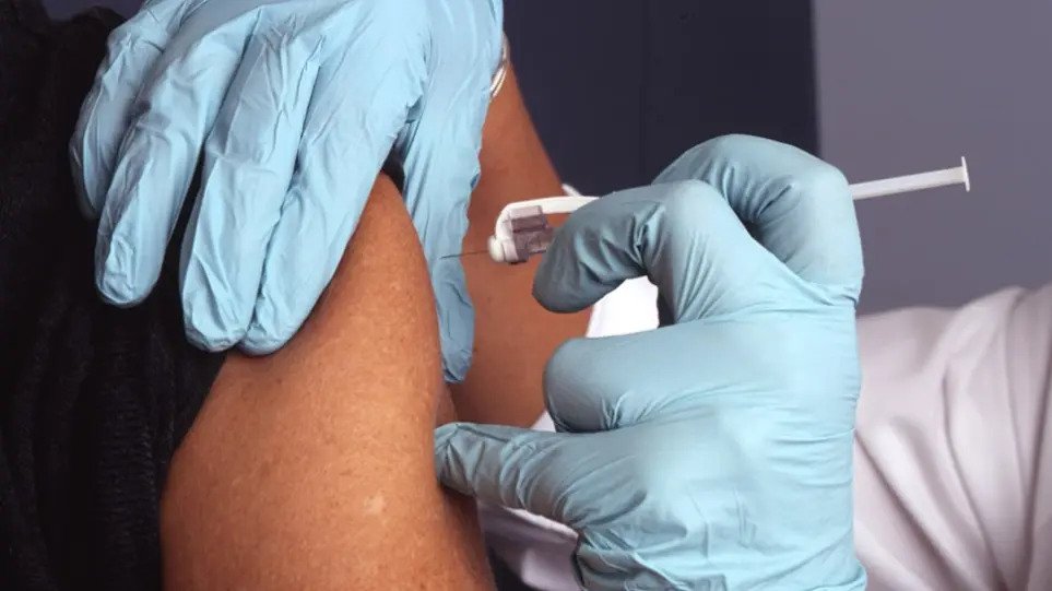 Ο αντιγριπικός εμβολιασμός «όπλο» στην αποφυγή ταυτόχρονης επιδημίας γρίπης και Covid-19
