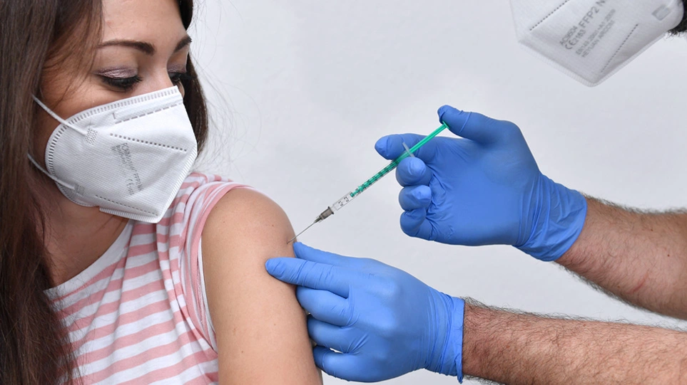 Εμβολιασμός: Στους 5 μήνες η τρίτη δόση – Καταγράφηκαν 100.000 νέες μολύνσεις σε 14 μέρες