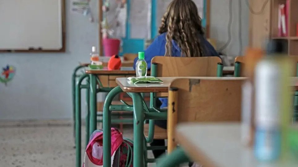 Ζέττα Μακρή: Θα γίνει πλημμέλημα η στέρηση εκπαίδευσης για τους αρνητές γονείς