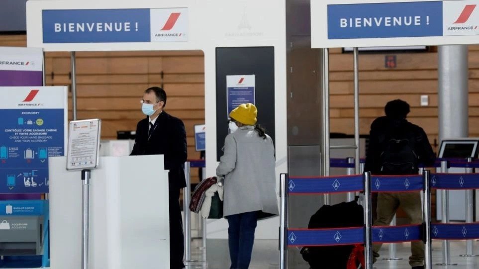 Υποχρεωτικό τεστ κορωνοϊού για ταξιδιώτες από χώρες εκτός ΕΕ καθιερώνει η Γαλλία