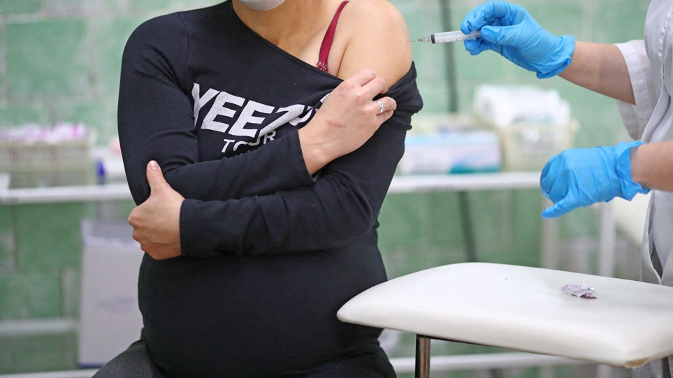 Η αλήθεια για τις εγκύους που «πλήρωσαν» το αντιεμβολιαστικό κίνημα – Τι λένε οι ειδικοί
