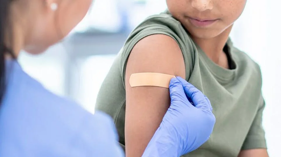 «Τα παιδιά 5-11 ετών δεν εμφανίζουν παρενέργειες από τον εμβολιασμό» ξεκαθαρίζει ο καθηγητής Συρογιαννόπουλος