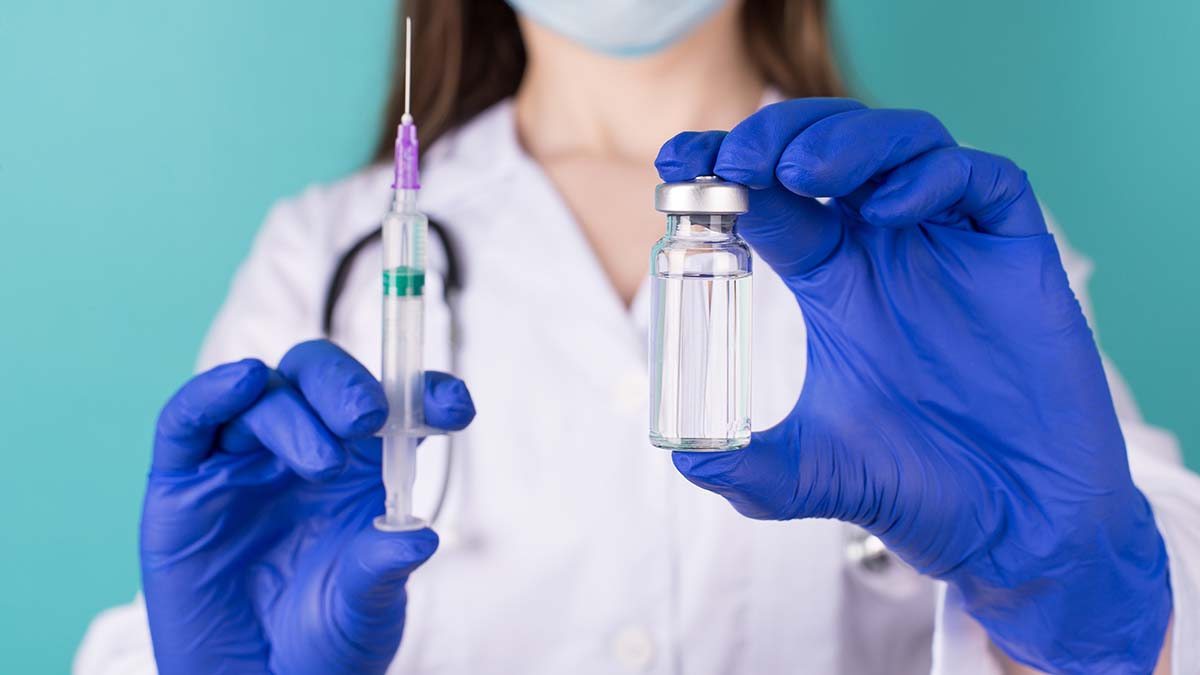 Κορωνοϊός: Πόσο εύκολα νοσούν οι εμβολιασμένοι – Ποια εμβόλια προστατεύουν περισσότερο