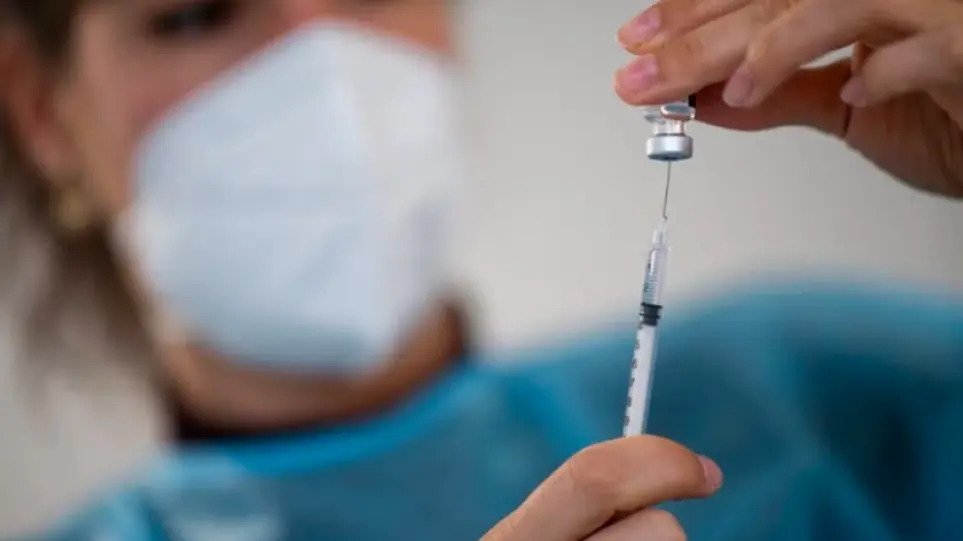 Κορωνοϊός – Μελέτη: Τα αντισώματα πέφτουν στο μισό τρεις μήνες μετά τη δεύτερη δόση του εμβολίου