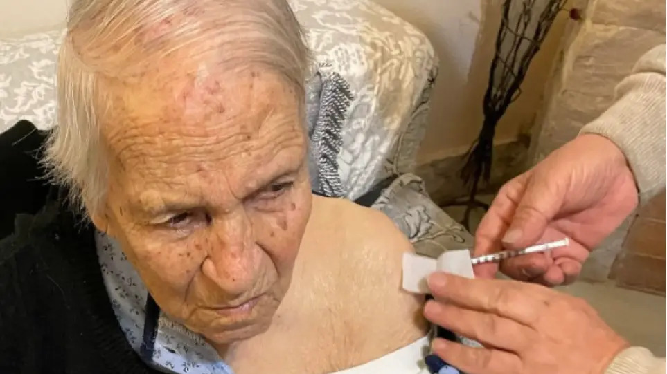 Βόλος: Γιαγιά 106 ετών εμβολιάστηκε για τον κορωνοϊό