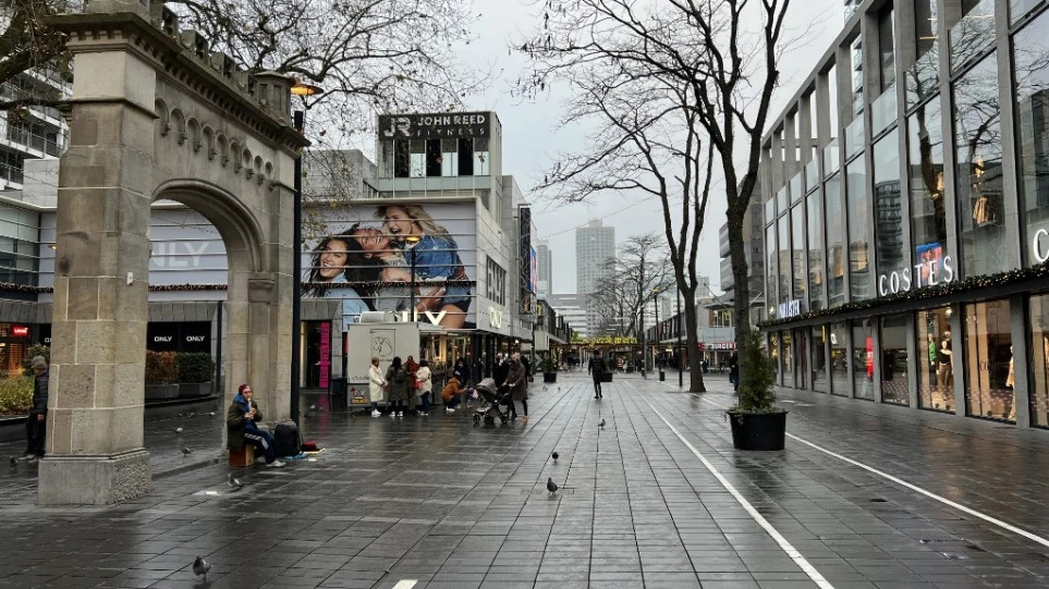 Άδειοι δρόμοι και κλειστά μαγαζιά μετά το αιφνίδιο lockdown στην Ολλανδία