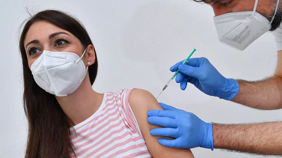 Εμβολιασμός COVID-19: Σπάνιες οι σοβαρές παρενέργειες – Ποιοι παράγοντες αυξάνουν τον κίνδυνο