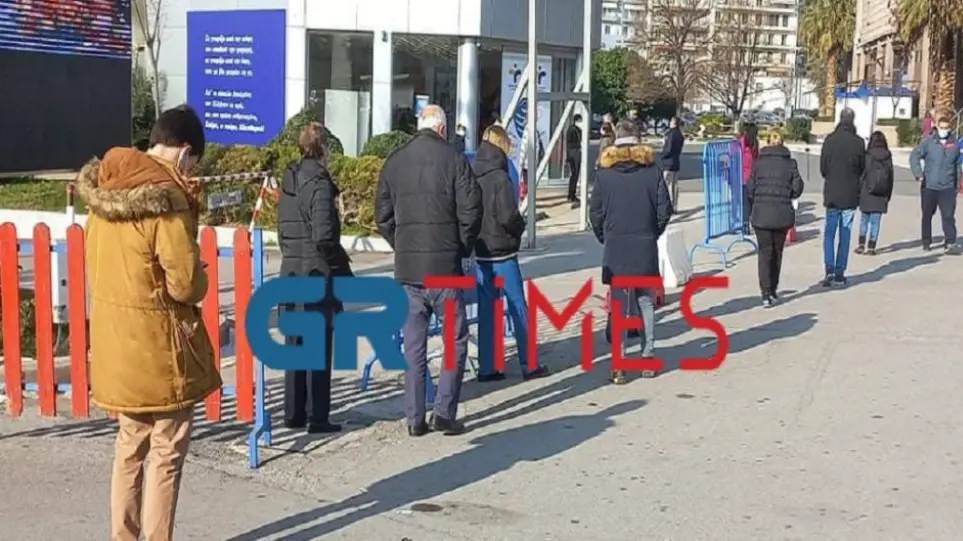 Θεσσαλονίκη: Μεγάλες ουρές για rapid test στο διαγνωστικό κέντρο της ΔΕΘ (βίντεο και φωτογραφίες)