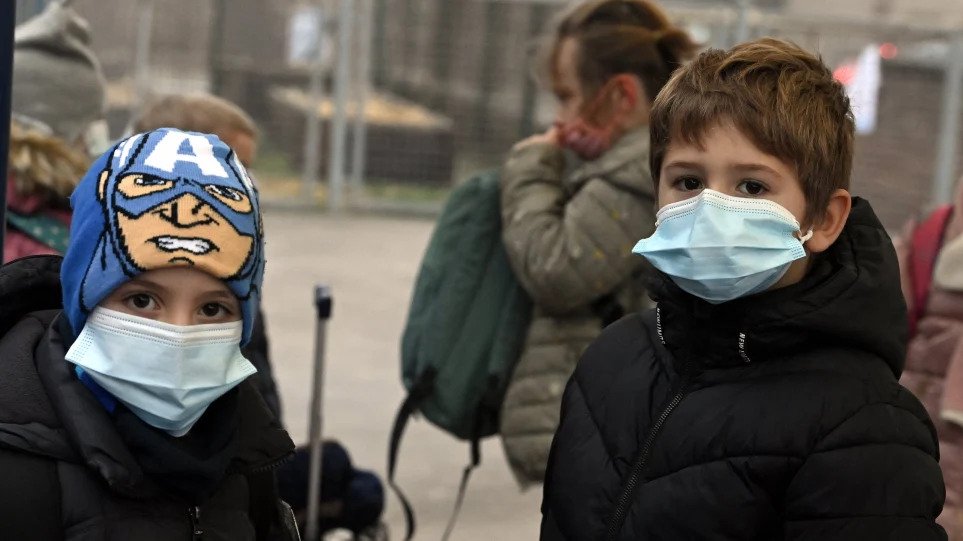 Με γενική χρήση μάσκας από την α’ δημοτικού επιστρέφουν αύριο στο σχολείο οι μαθητές και οι δάσκαλοι στο Βέλγιο