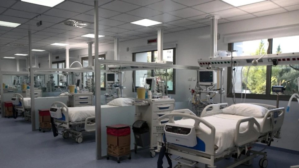 Με καθυστερήσεις η μεταφορά ασθενών Covid από νοσοκομεία του ΕΣΥ σε ιδιωτικές κλινικές