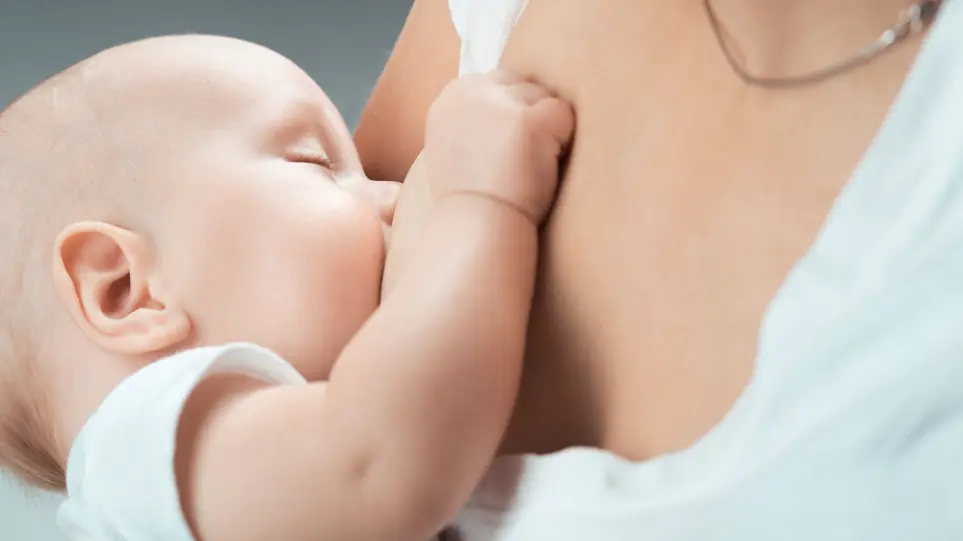 Αντισώματα ενάντια στον κορωνοϊό περνούν οι εμβολιασμένες μητέρες στα βρέφη τους μέσω θηλασμού – Τι δείχνει νέα έρευνα