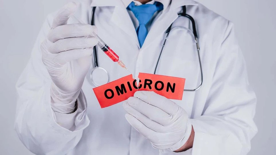 «Περισσότερο μολυσματική η Omicron, αλλά μεταξύ μισού και 1/3 ο κίνδυνος νοσηλείας σε σχέση με τη Δέλτα», λέει ο ΕΜΑ