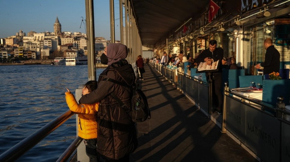 Νέο ρεκόρ στην Τουρκία με πάνω από 74.000 κρούσματα το τελευταίο 24ωρο