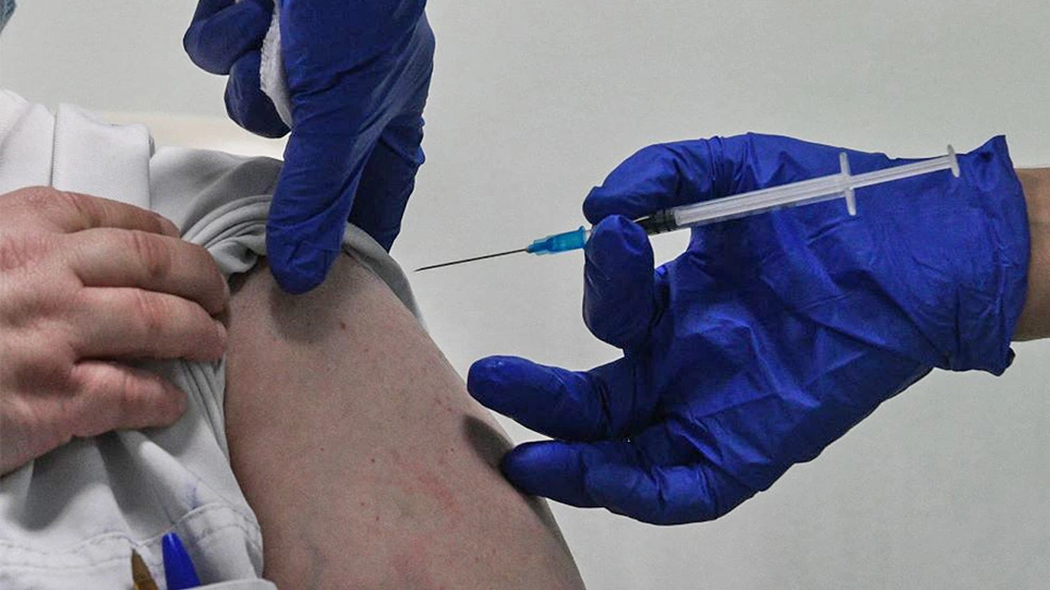 Κορωνοϊός: Λήγει σήμερα το βράδυ η προθεσμία για τους ανεμβολίαστους άνω των 60