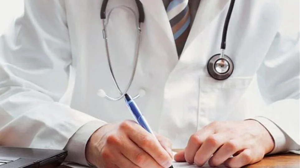 Πανελλήνιος Ιατρικός Σύλλογος: Αντιδράσεις για τη συνταγογράφηση στους ανασφάλιστους μόνο από γιατρούς του δημοσίου