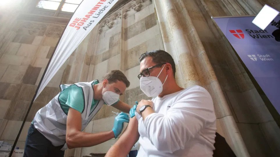 Υποχρεωτικός από σήμερα ο εμβολιασμός κατά της covid στην Αυστρία
