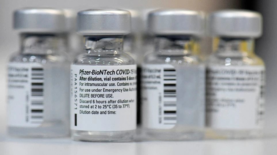 Σε αξιολόγηση από τον ΕΜΑ η αίτηση της Pfizer για αναμνηστική δόση του εμβολίου σε εφήβους 12-15 ετών