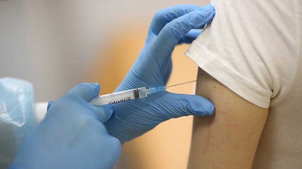 Κορωνοϊός – Μόσιαλος: Ο εμβολιασμός μειώνει τις πιθανότητες εμφάνισης Long Covid