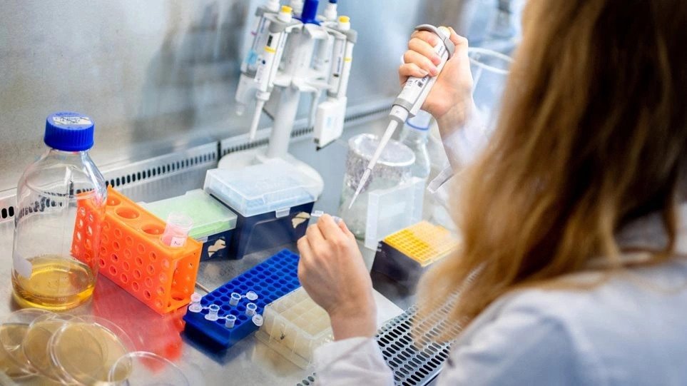 Βρέθηκαν στη Γαλλία κρούσματα κορωνοϊού με συνδυασμό γονιδίων από Δέλτα και Omicron