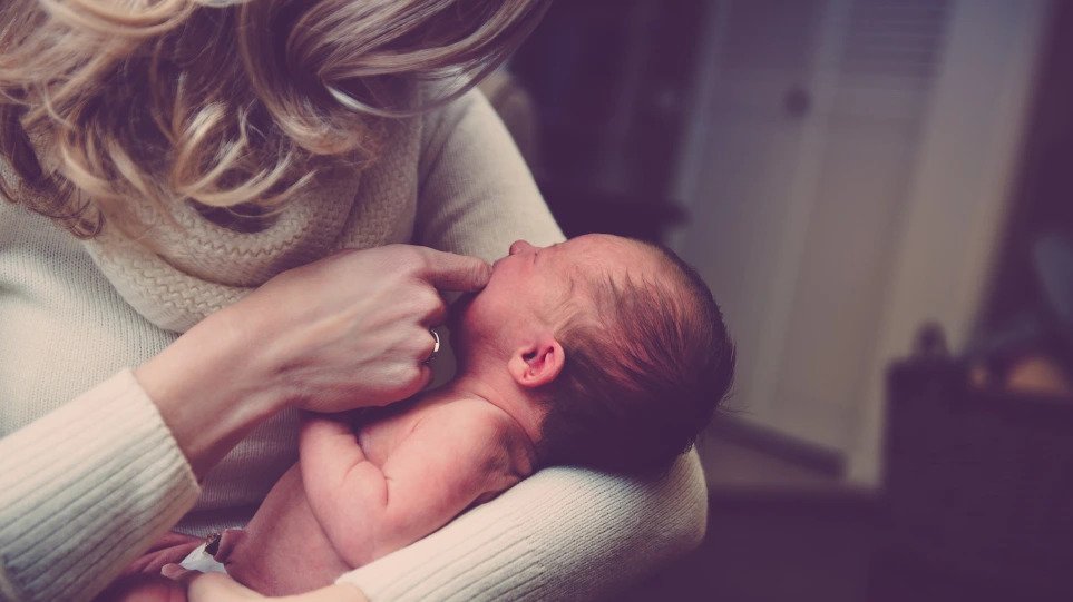 Πόσο πιθανή είναι η μετάδοση του κορωνοϊού από τη μητέρα στο μωρό πριν ή μετά τη γέννα;