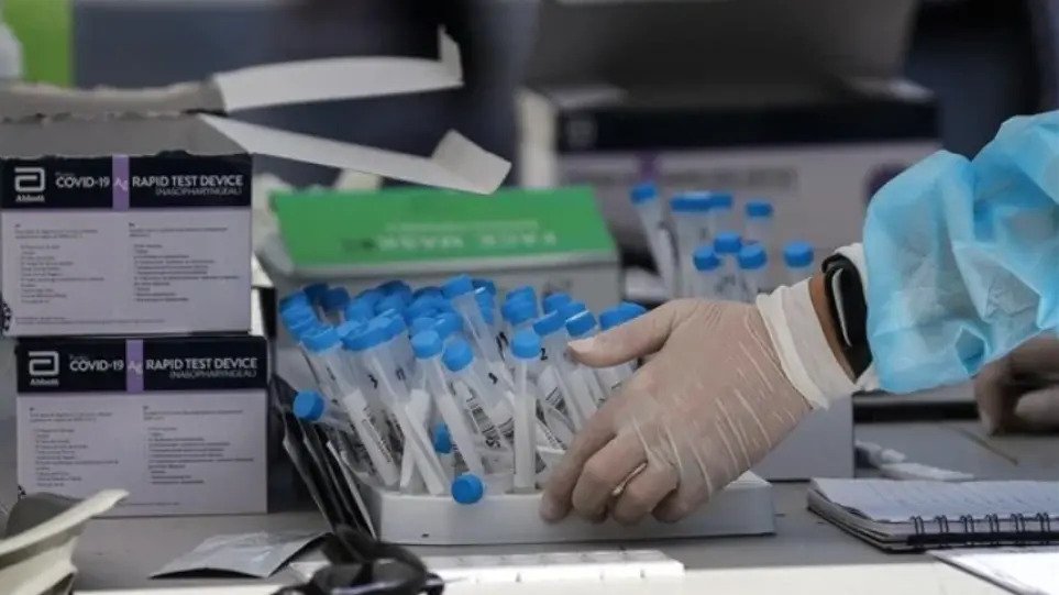 Ξεκίνησε η δωρεάν διάθεση self-tests για μαθητές και εμβολιασμένους εκπαιδευτικούς από τα φαρμακεία