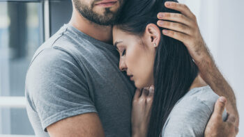 Τέσσερις λόγοι να αγκαλιάζετε το σύντροφο σας πιο συχνά – Τι κερδίζετε 1