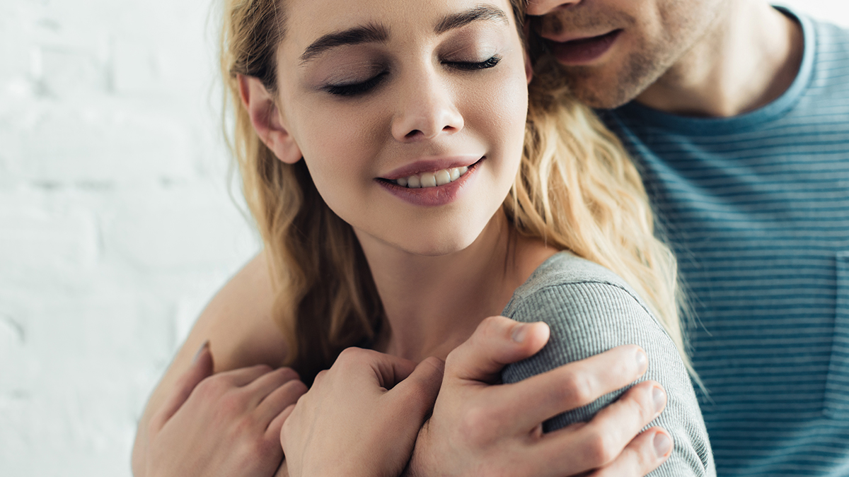 Τέσσερις λόγοι να αγκαλιάζετε το σύντροφο σας πιο συχνά – Τι κερδίζετε