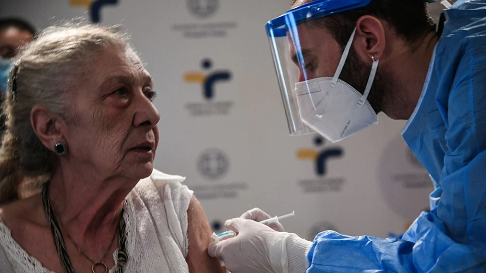 Εμβόλιο: Ανοίγει η πλατφόρμα για την τέταρτη δόση για τους άνω των 60 ετών
