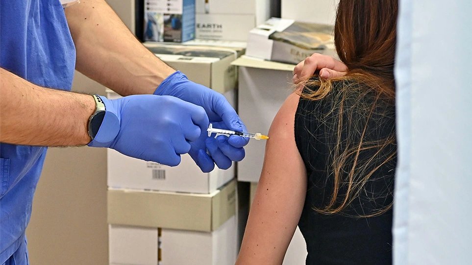 Κορωνοϊός: Η τρίτη δόση εμβολίου μετά από μόλυνση αυξάνει ελάχιστα την προστασία έναντι της Omicron
