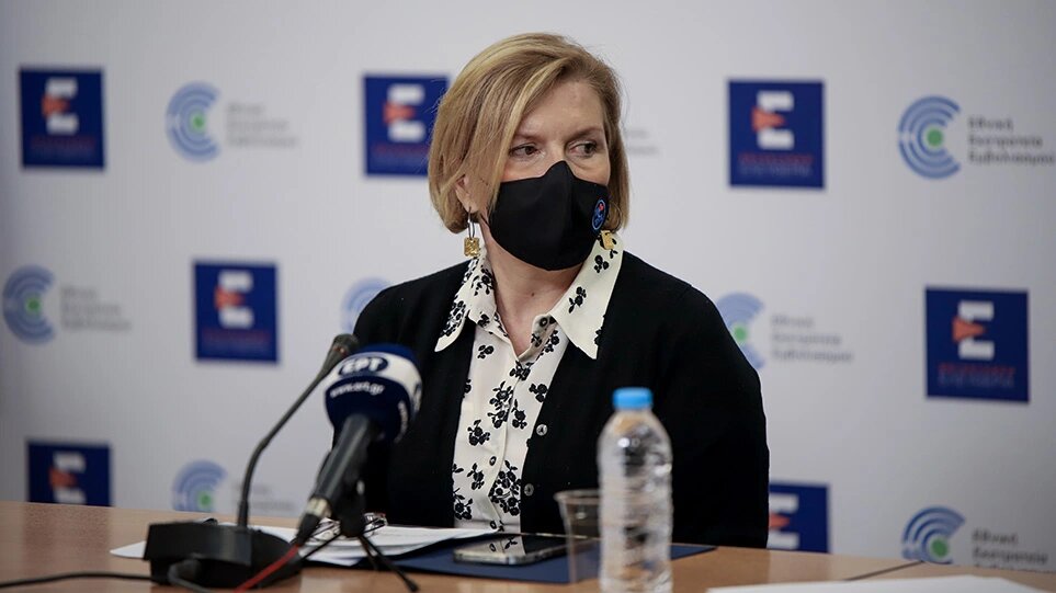 Κορωνοϊός: Οι μάσκες παραμένουν στους εσωτερικούς χώρους, ανακοίνωσε η Μίνα Γκάγκα