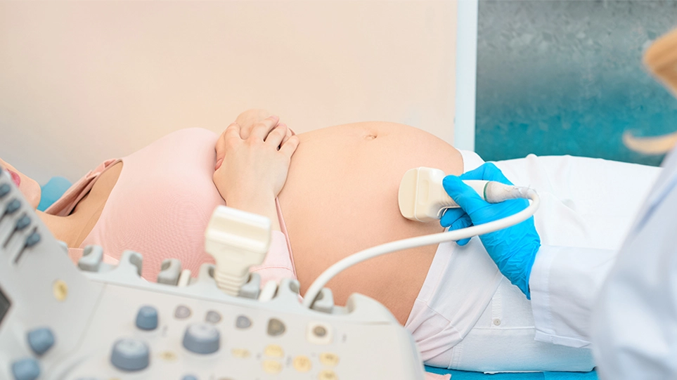 Νέο πλαίσιο για την εξωσωματική γονιμοποίηση: Αυξάνεται το όριο ηλικίας – Όλες οι αλλαγές