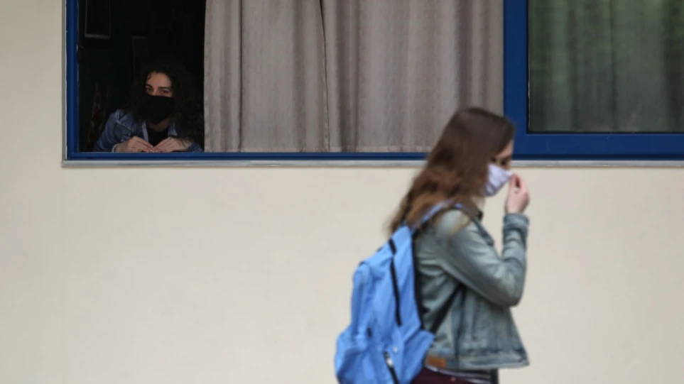 Σχολεία: Οι μαθητές επιστρέφουν στα θρανία μόνο με μάσκες