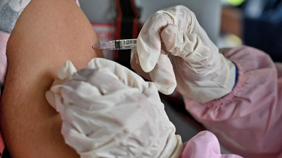 Ευλογιά των πιθήκων: Πόσο μολυσματική είναι, ποιοι θα εμβολιάζονται