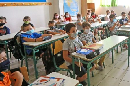 Τέλος η χρήση μάσκας σε σχολεία και Πανεπιστήμια από 1η Ιουνίου – Υποχρεωτική μόνον στις εξετάσεις