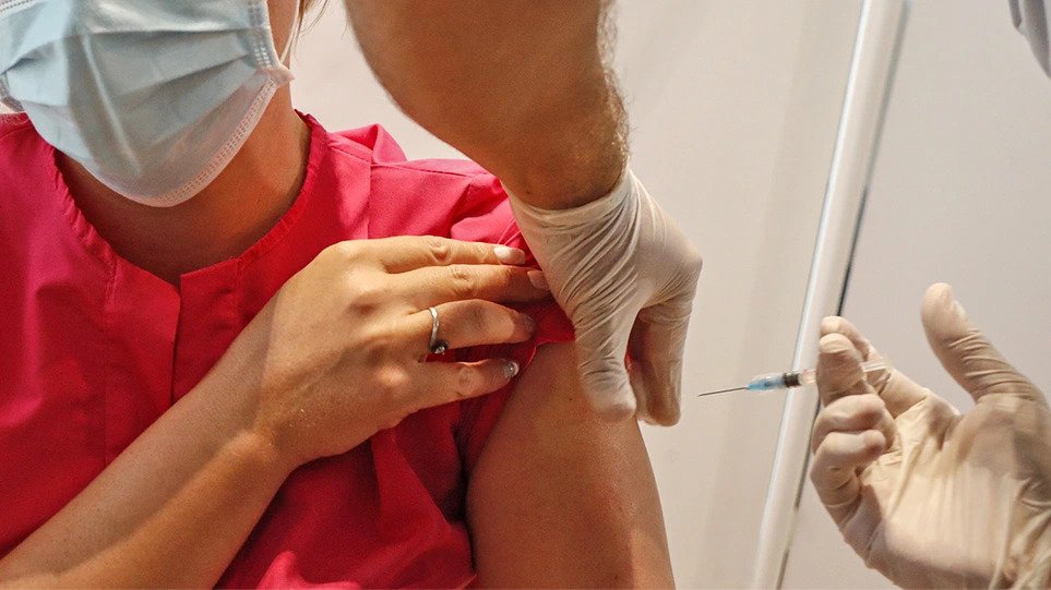 Κορωνοϊός – Γκάγκα: Αναμνηστική δόση του εμβολίου σε όλους το φθινόπωρο
