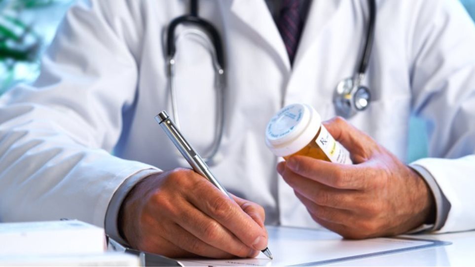 Συνταγογράφηση ανασφάλιστων: Τι προβλέπει η υπουργική απόφαση για φάρμακα και εξετάσεις