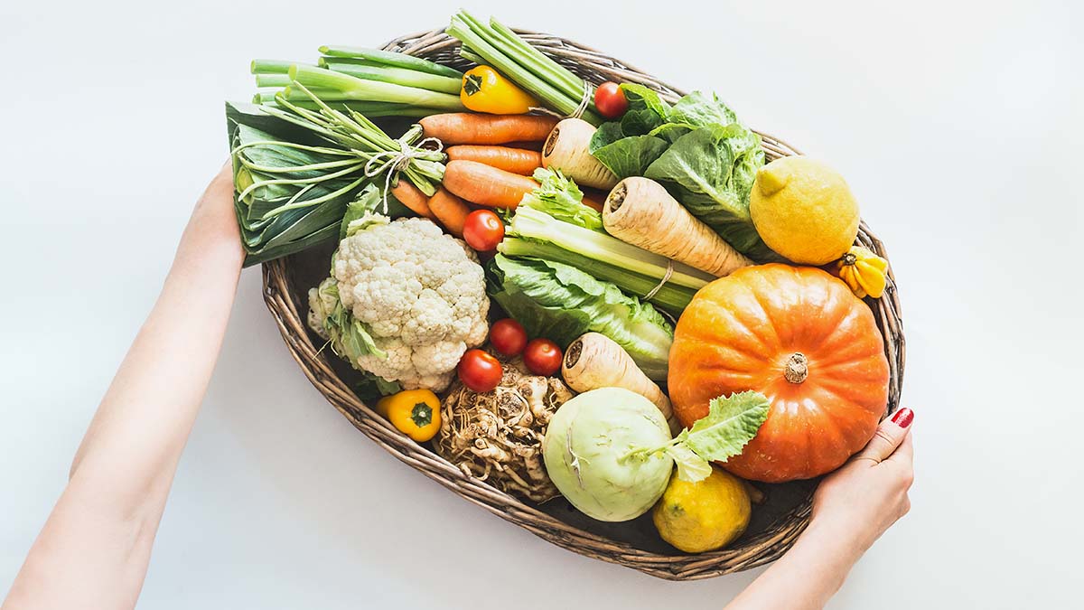 Εννέα λαχανικά που μας ωφελούν περισσότερο μαγειρεμένα και όχι ωμά