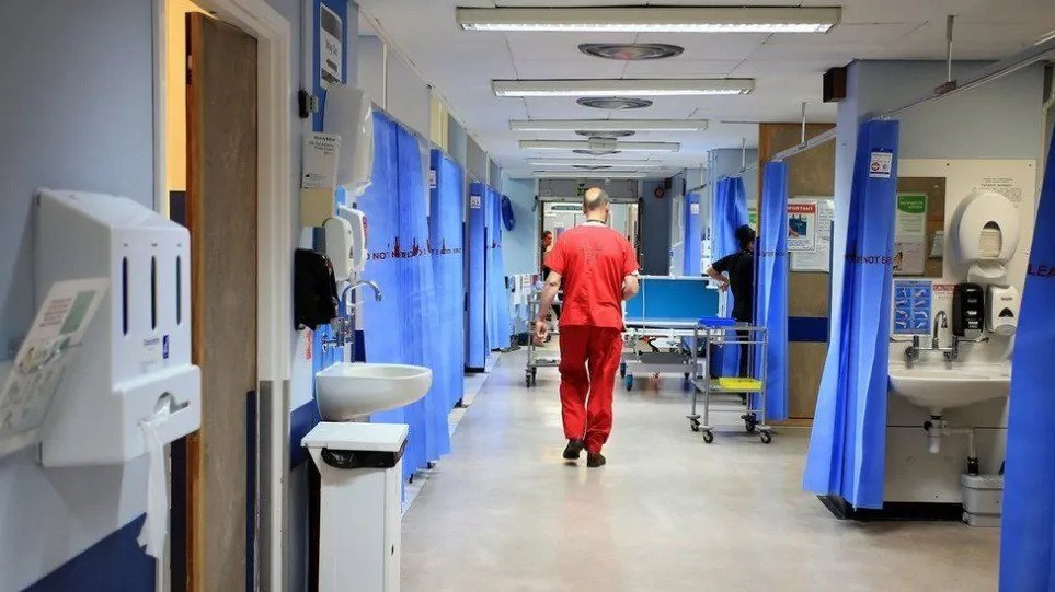 Ανησυχητική αύξηση των εισαγωγών ασθενών με COVID-19 στα νοσοκομεία της Ιρλανδίας