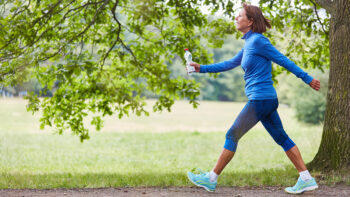 Περπατάτε όλο και πιο αργά; Ποιος κίνδυνος υγείας σας απειλεί