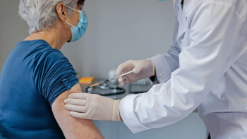 Κορωνοϊός: Εμβολιασμό κατά της Covid-19 για όλους άνω των 30 πρότεινε η Επιτροπή – Ισχυρή σύσταση για τους άνω των 60