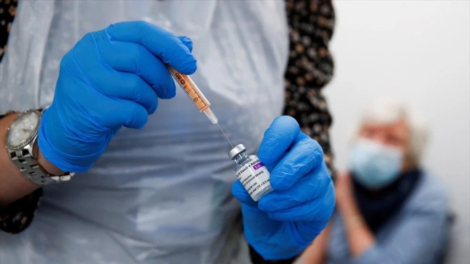 Κορωνοϊός: Σύσταση ECDC και ΕΜΑ για τέταρτη δόση εμβολίου στους 60 ετών και άνω