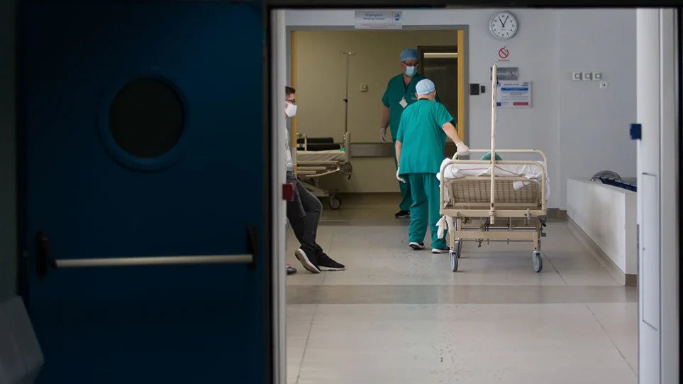 Πάτρα: Κατεπείγουσα έρευνα ζήτησε ο Πλεύρης για τον 49χρονο που πέθανε αβοήθητος έξω από νοσοκομείο