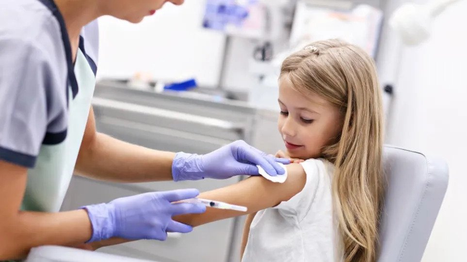 ΠΟΥ: «Κόκκινος συναγερμός» για τον παιδικό εμβολιασμό – Καταγράφει τη μεγαλύτερη μείωση των τελευταίων 30 ετών