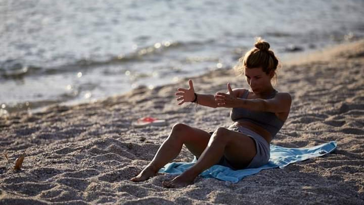 Γυμναστική στην άμμο: 3 πλεονεκτήματα που δυναμώνουν το σώμα και βελτιώνουν τη διάθεση